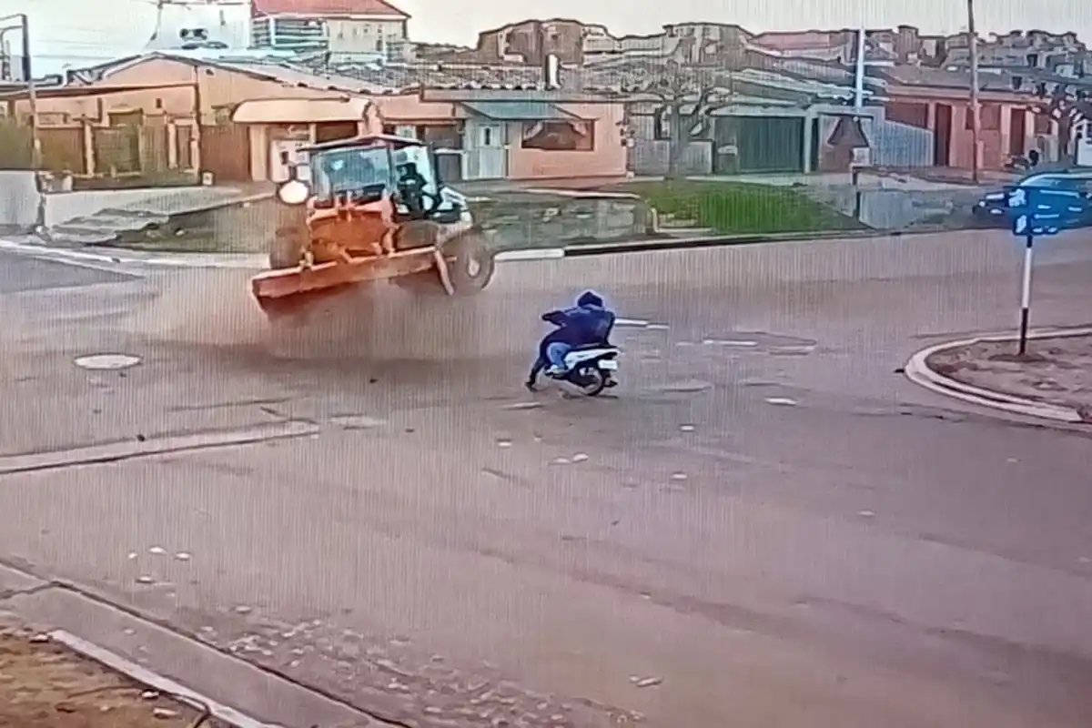 El maquinista alcoholizado que chocó siete vehículos también estuvo a punto de aplastar a un motociclista