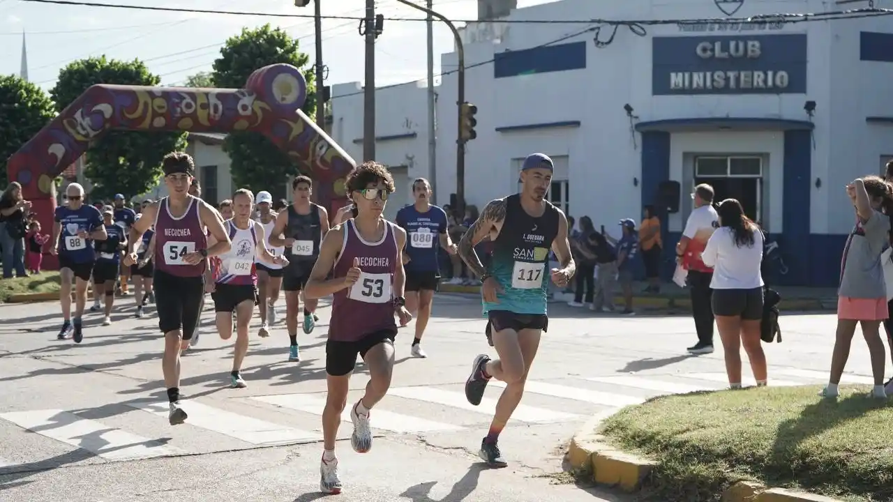 La largada de la carrera del Club Ministerio rumbo al centenario, con Rojas y Guevara en primera plana