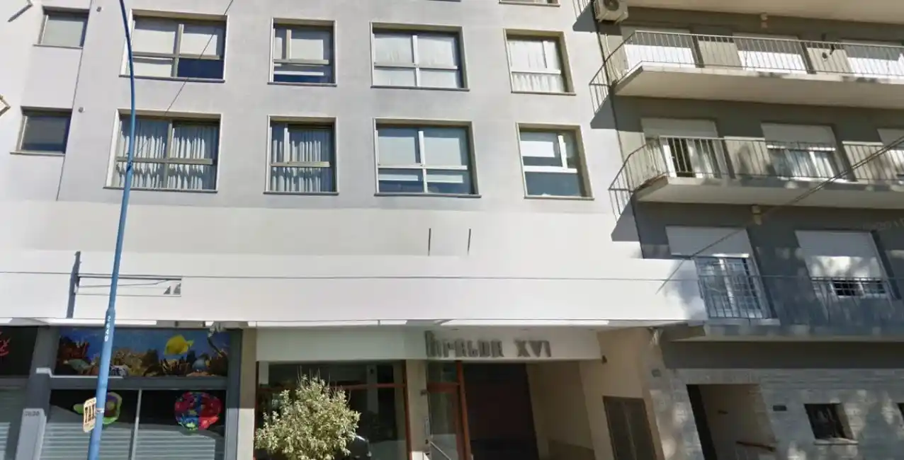 Un delincuente intentó robar en un edificio y se tiró por la ventana para que no lo detengan