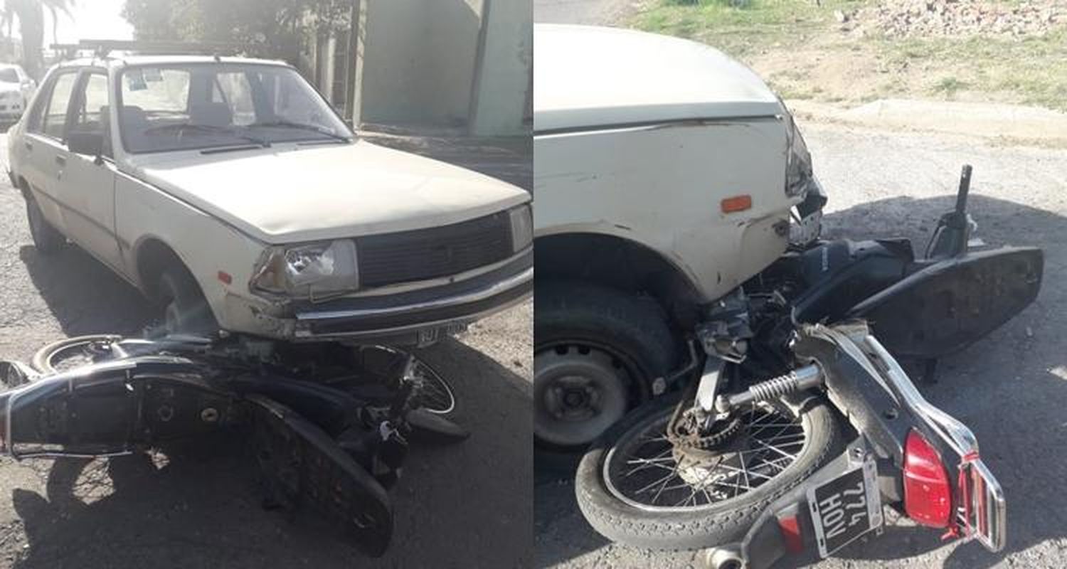 Motociclista chocó contra un auto y fue asistido en el Hospital