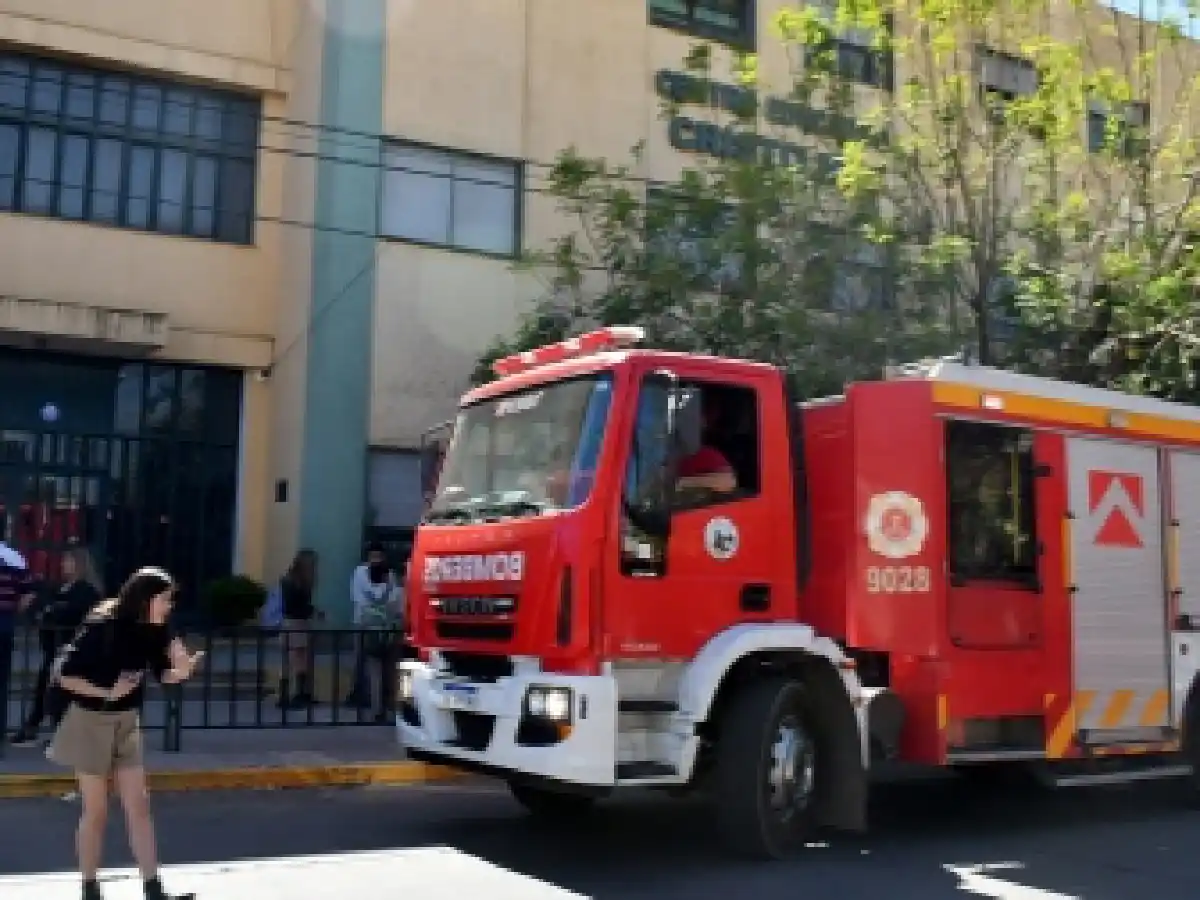 Córdoba: Tres alumnos resultaron quemados en un experimento de Química y una permanece en terapia intensiva