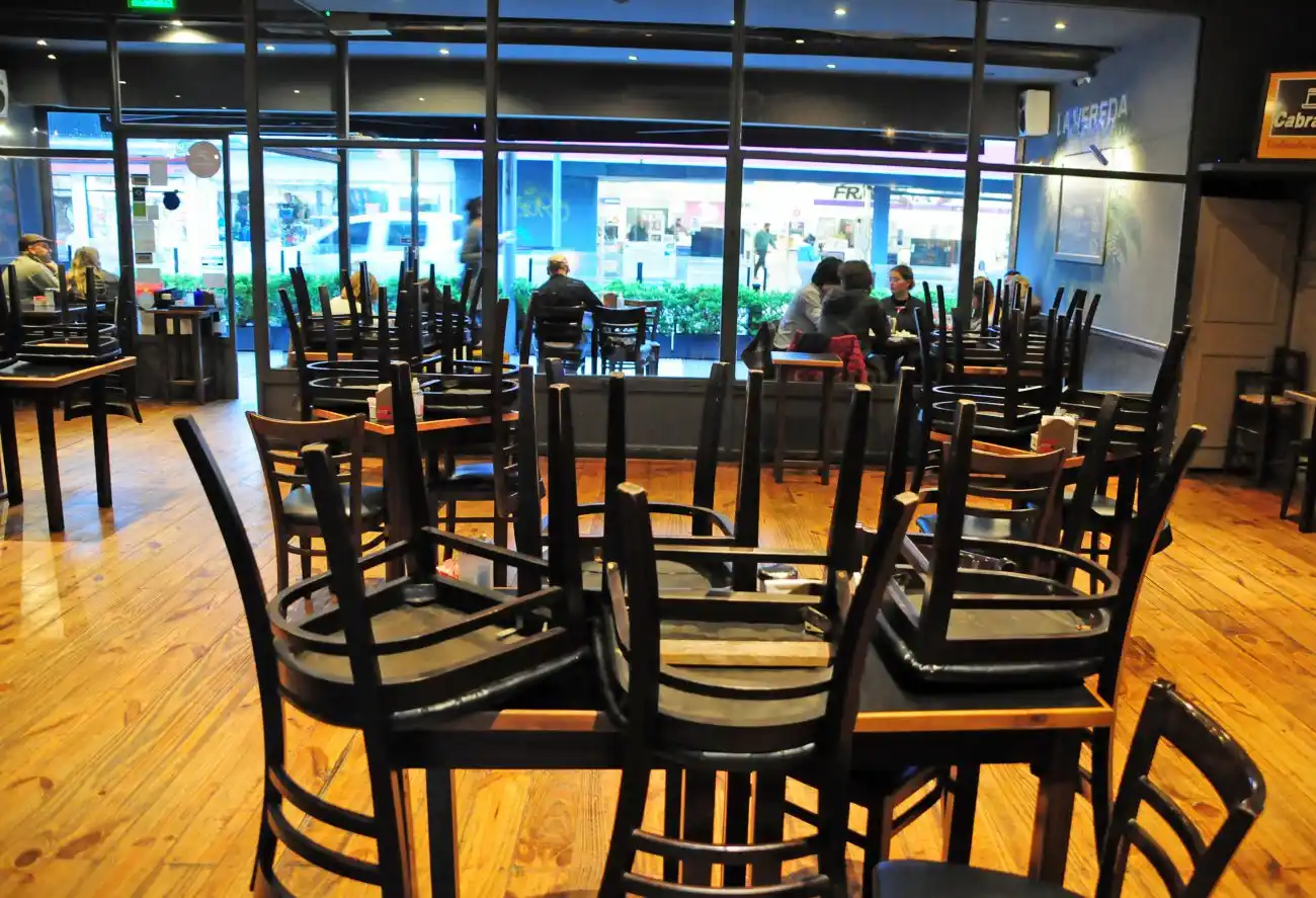 Dispar cumplimiento de gastronómicos al  decreto y desde hoy todos acatarían la norma