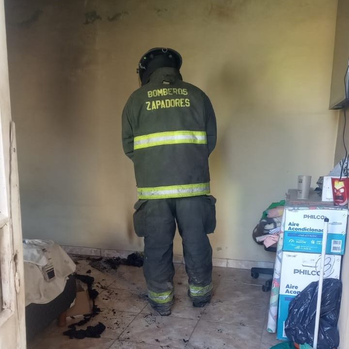 Un incendio en una vivienda de Barrio Mora causó pérdidas de varias prendas de vestir