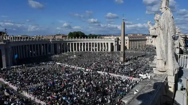 Más de 40.000 fieles aclaman al nuevo Papa León XIV en la plaza de San Pedro