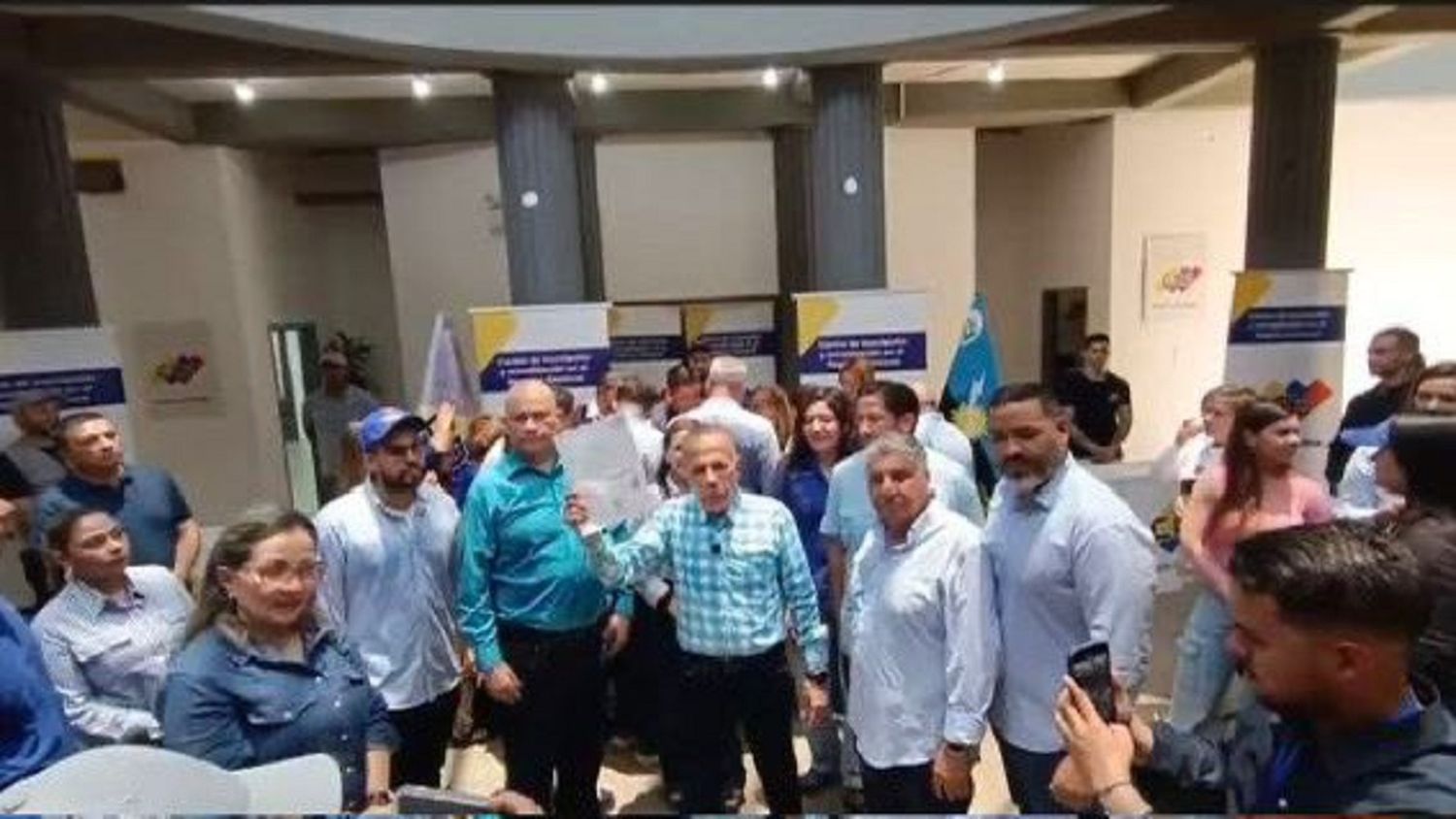 Manuel ROSALES se lanza a la reelección por la gobernación del Zulia: UNT se separa de la línea de María Corina