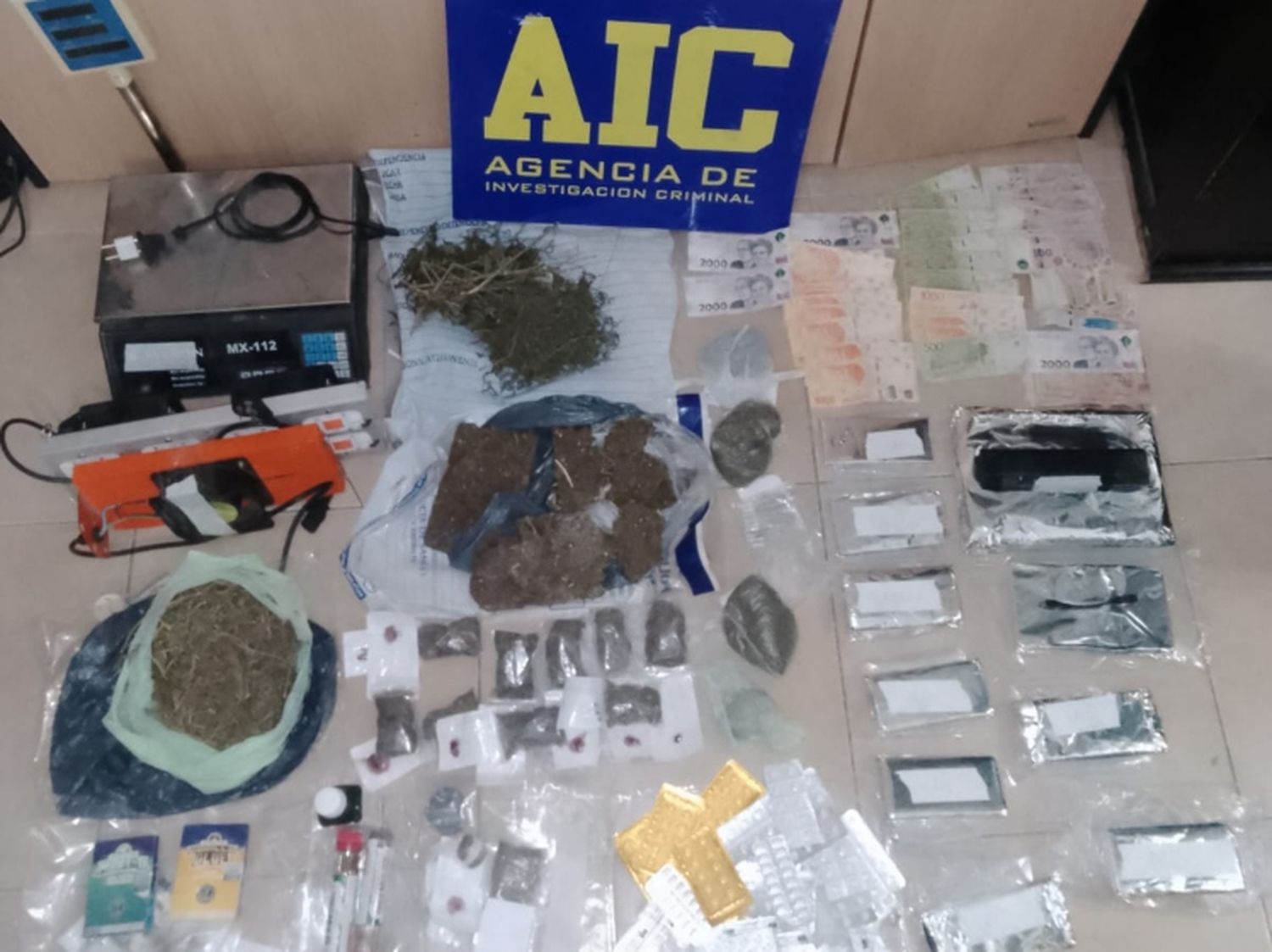 Tres detenidos por venta de drogas de diseño