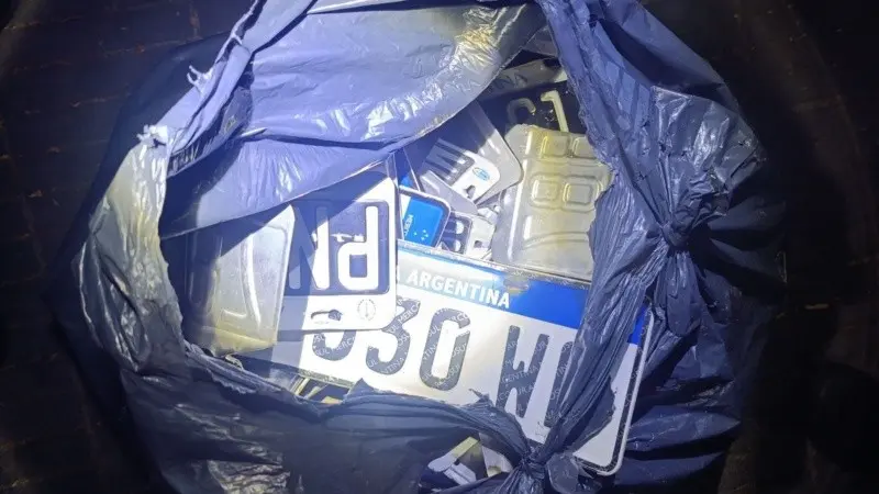 Lo descubrieron con más de 30 patentes robadas en una bolsa y fue detenido en Echesortu
