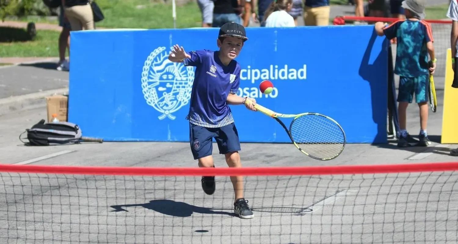 Muchos niños participaron de la clínica de tenis en la Calle Recreativa. Crédito: Guillermo Buelga (Secretaría de Deporte y Turismo)