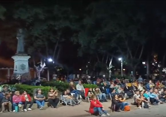 Vuelven los lentos: una noche para románticos en la plazoleta Fray Cayetano Rodríguez