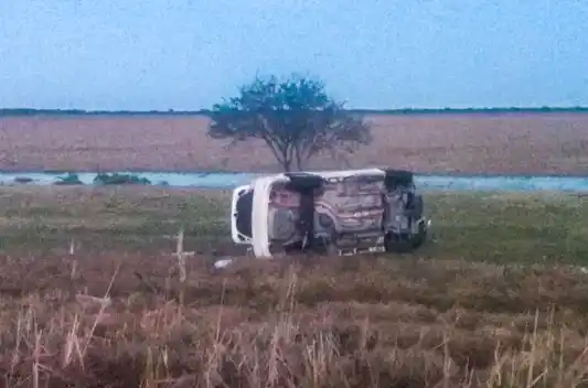 Despistó y volcó en la 14: fue derivado al Hospital Centenario