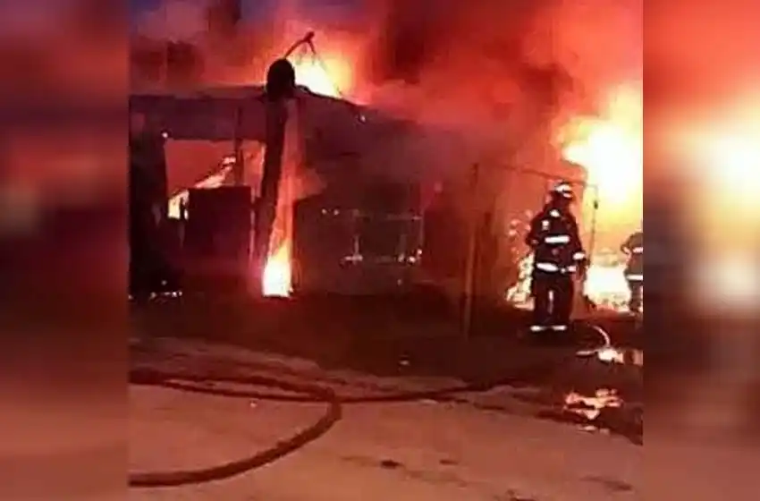 Vecinos le quemaron la casa y mataron a un hombre acusado de abusar de sus hijas de 5 y 9 años