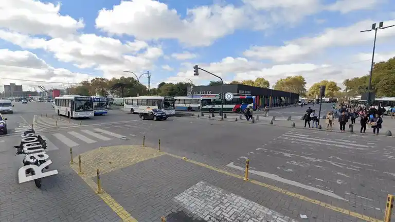 Un hombre le quitó el arma a un policía en Retiro y comenzó a disparar: hay cuatro heridos
