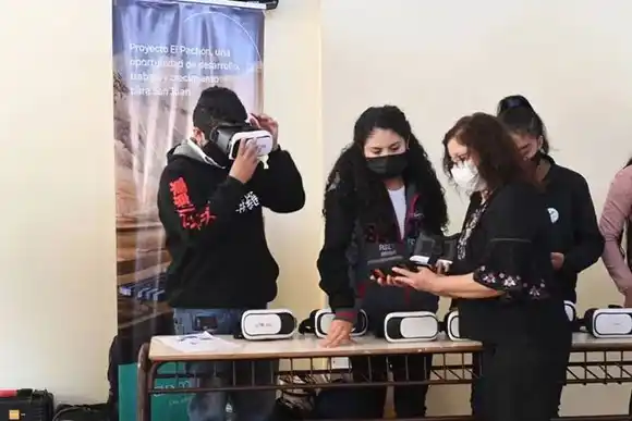 Realidad aumentada, virtual y hologramas: la maestra  que revolucionó a una escuela rural con tecnología