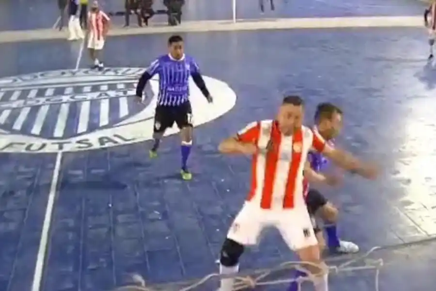 Brutal agresión en un partido de futsal: un jugador pegó un codazo y dejó a su rival con convulsiones