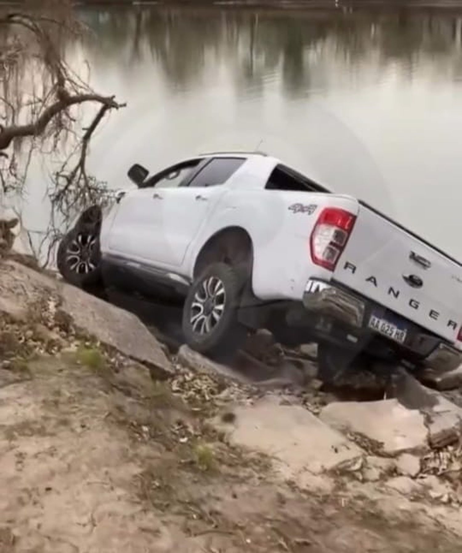 Parque Unzué: Una camioneta casi cae al río Gualeguaychú