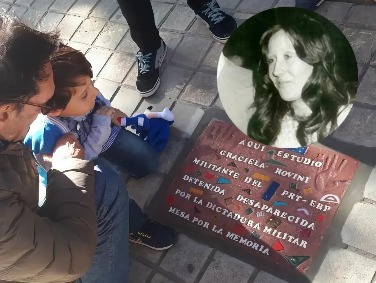 Una baldosa en la vereda del Normal recuerda su paso como estudiante de ese colegio.