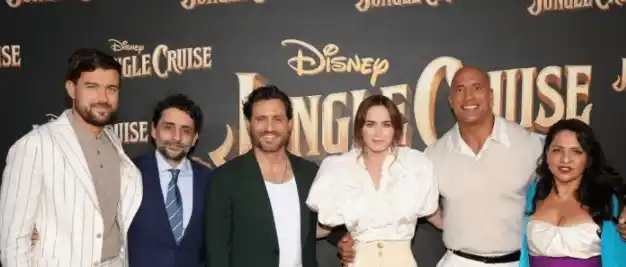 Édgar Ramírez y sus compañeros durante la premiere en Hollywood. Foto AFP