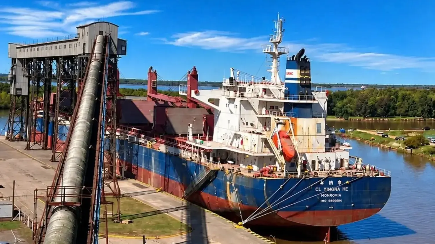 El buque de carga CL Yingna He se encuentra amarrado en el Puerto San Pedro.
