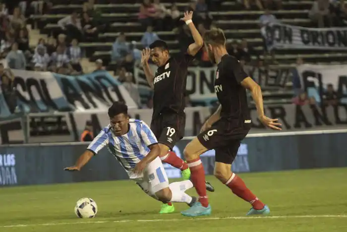 Roger Martínez en el Minella, pero con la camiseta de Racing. (Foto: Télam)
