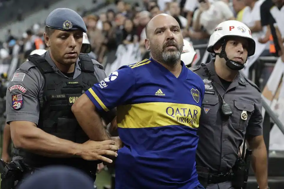 Detuvieron a un hincha de Boca en Brasil por gestos racistas a la hinchada local