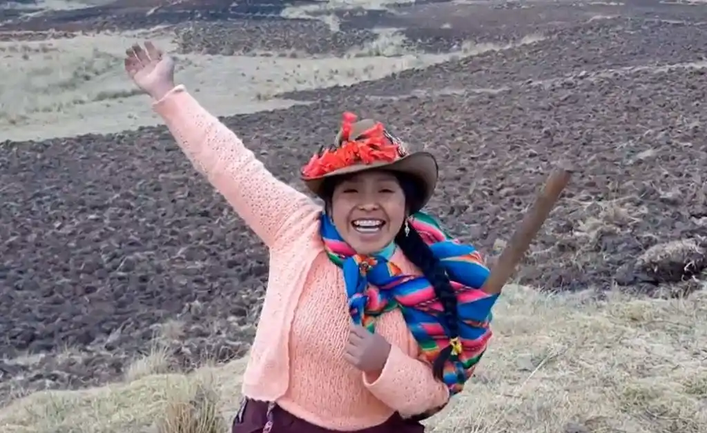 Solischa, la joven ‘influencer’ peruana que enseña quechua y sus tradiciones andinas