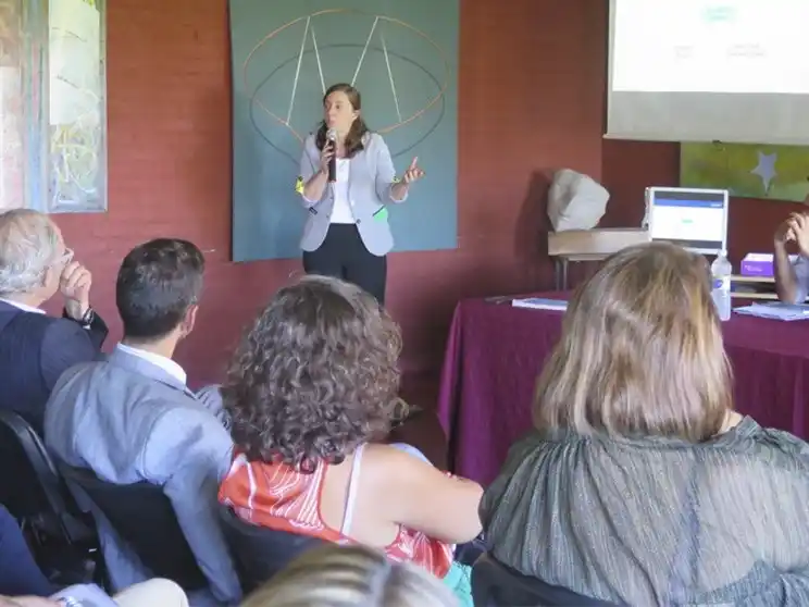 La funcionaria de la UNISA, Mercedes Moguilansky, fue una de las encargadas de brindar las capacitaciones.