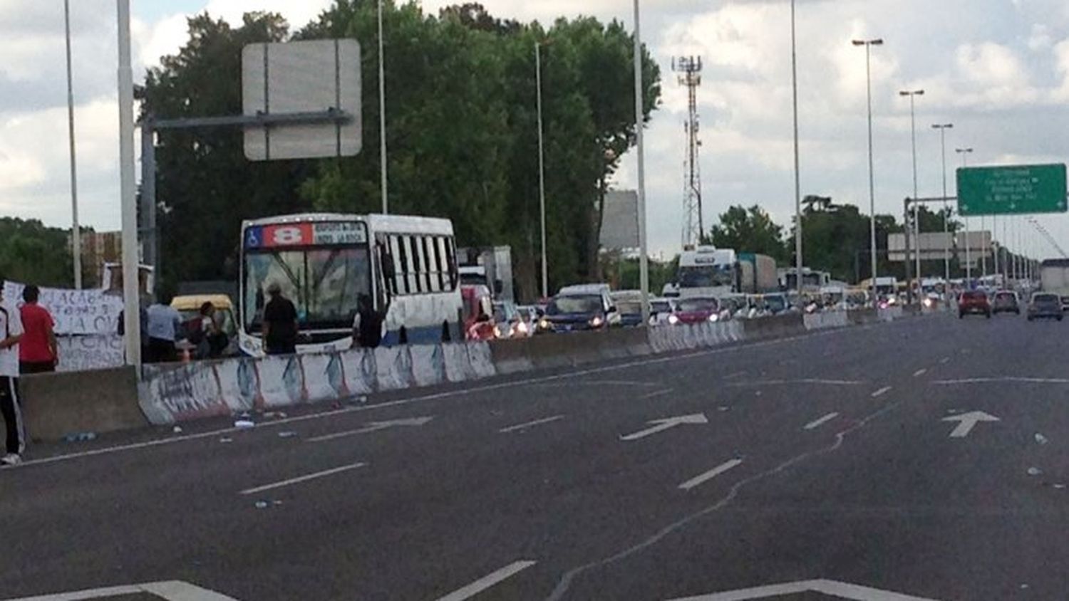 Trabajadores de Cresta Roja vuelven a cortar Autopista Ricchieri