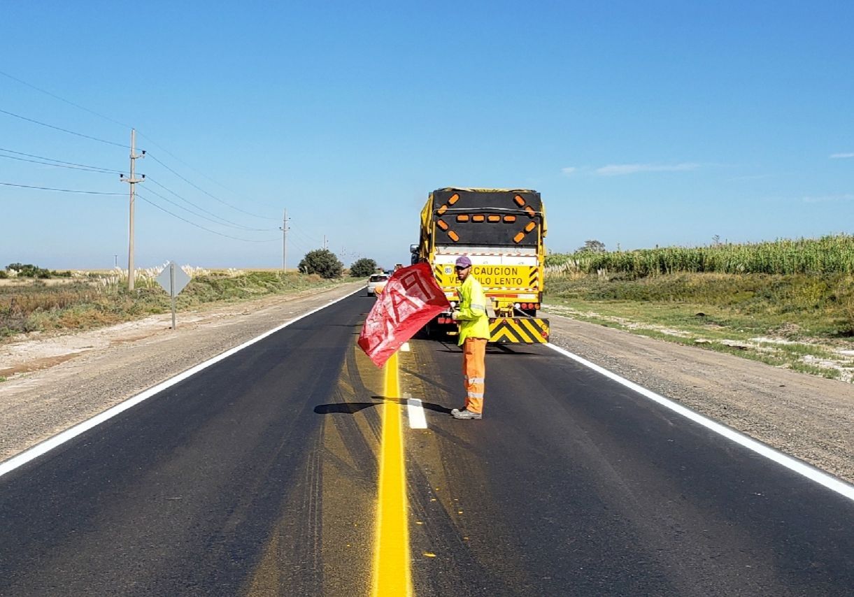 Las prioridades nuestras se basan en mejorar el estado de las rutas, por eso estamos impulsando distintas obras de pavimentación, repavimentación y reparaciones en todas las regiones de Santa Fe", dijo el ministro de Obras Públicas, Lisandro Enrico. Foto: GSF
