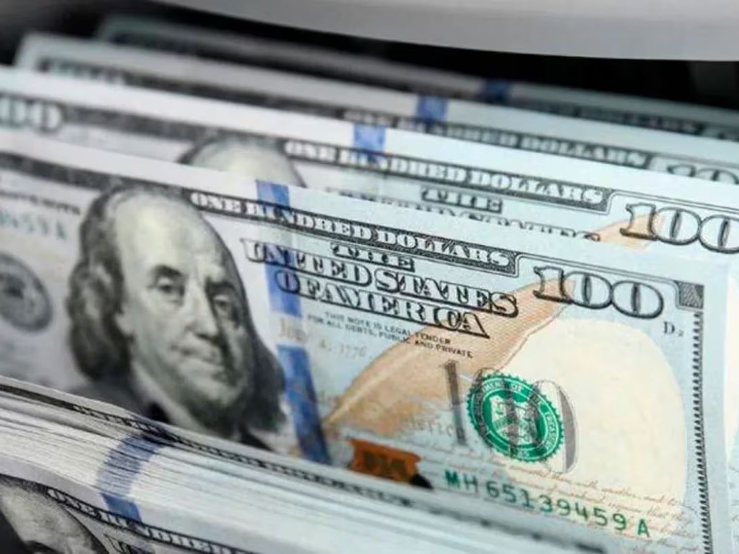 El dólar terminó en 1.375 pesos, con una suba semanal en torno al seis por ciento