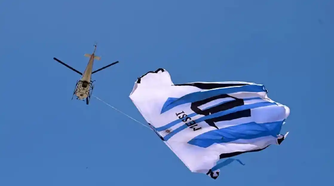 La camiseta de Lionel Messi flameó en el cielo de Rosario