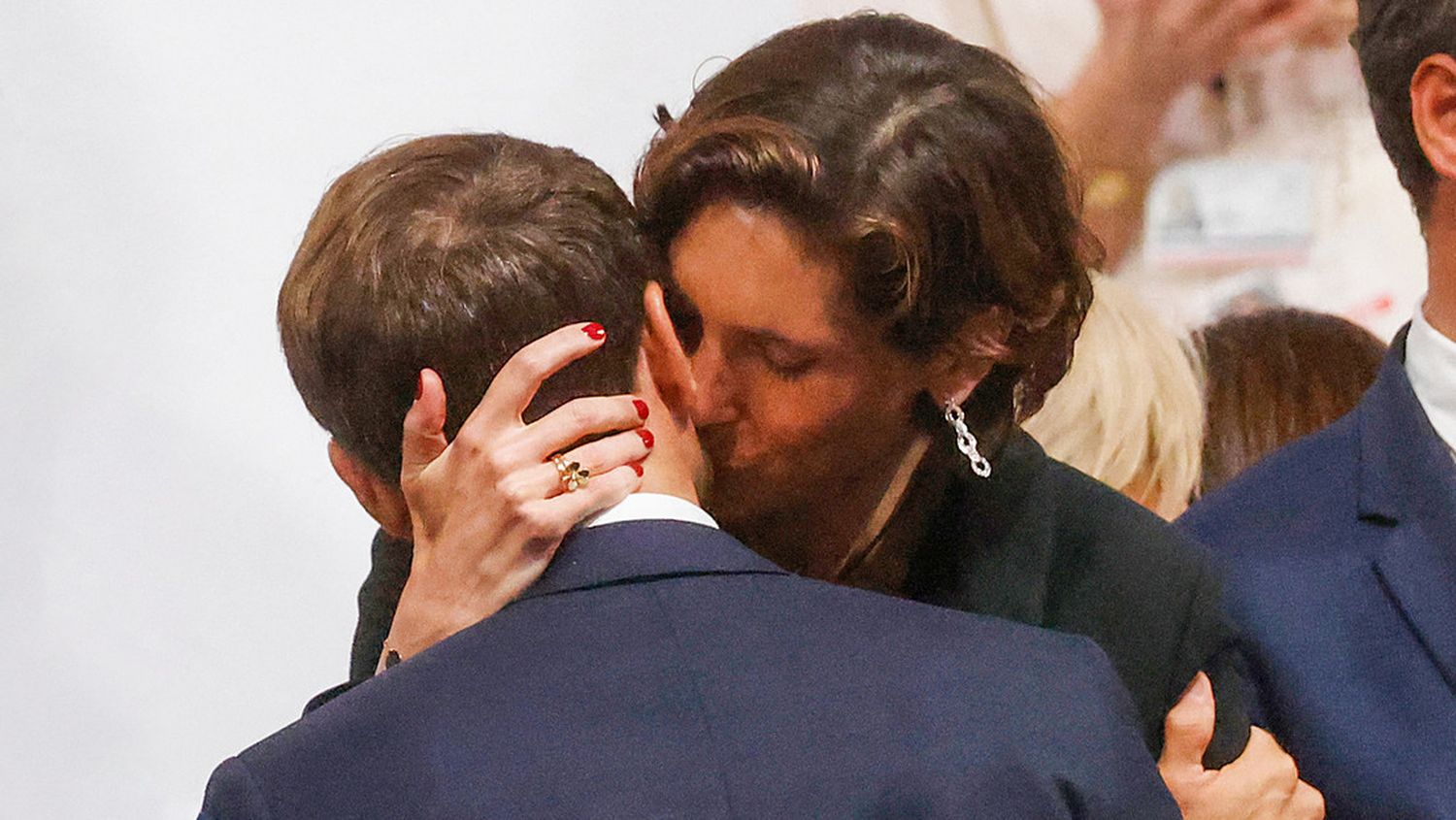 Sorpresa en Francia por el “extraño” beso entre Macron y su ministra de Deportes en los Juegos