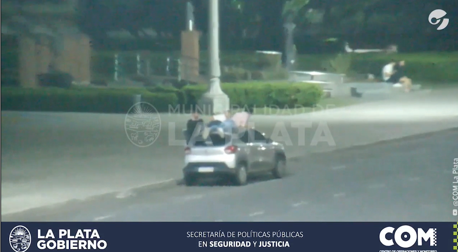 Viajaron más de seis cuadras por el centro de La Plata colgados del techo de un auto