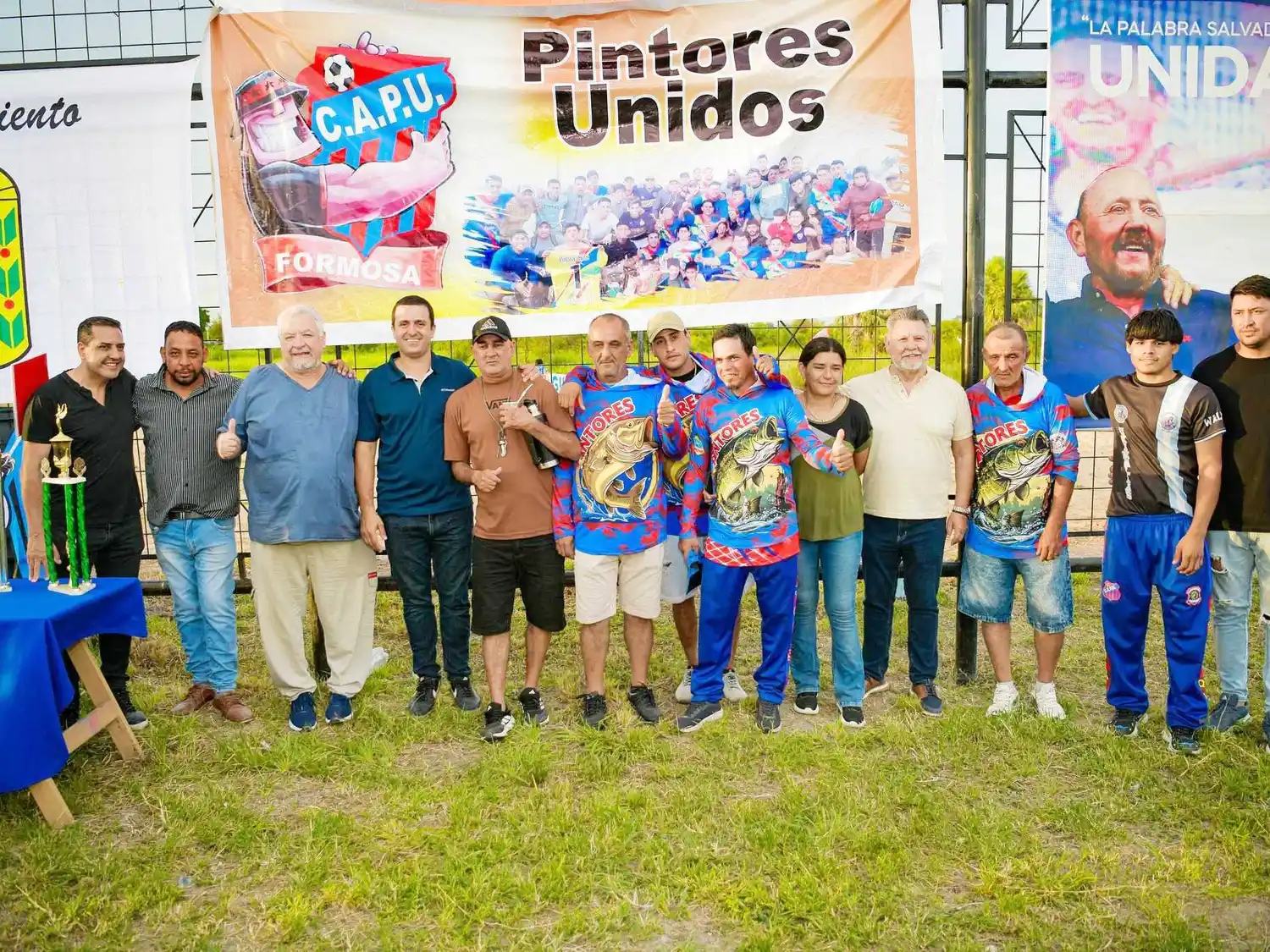 Solís inauguró sistema lumínico de un club 
y compartió el cine móvil con las familias