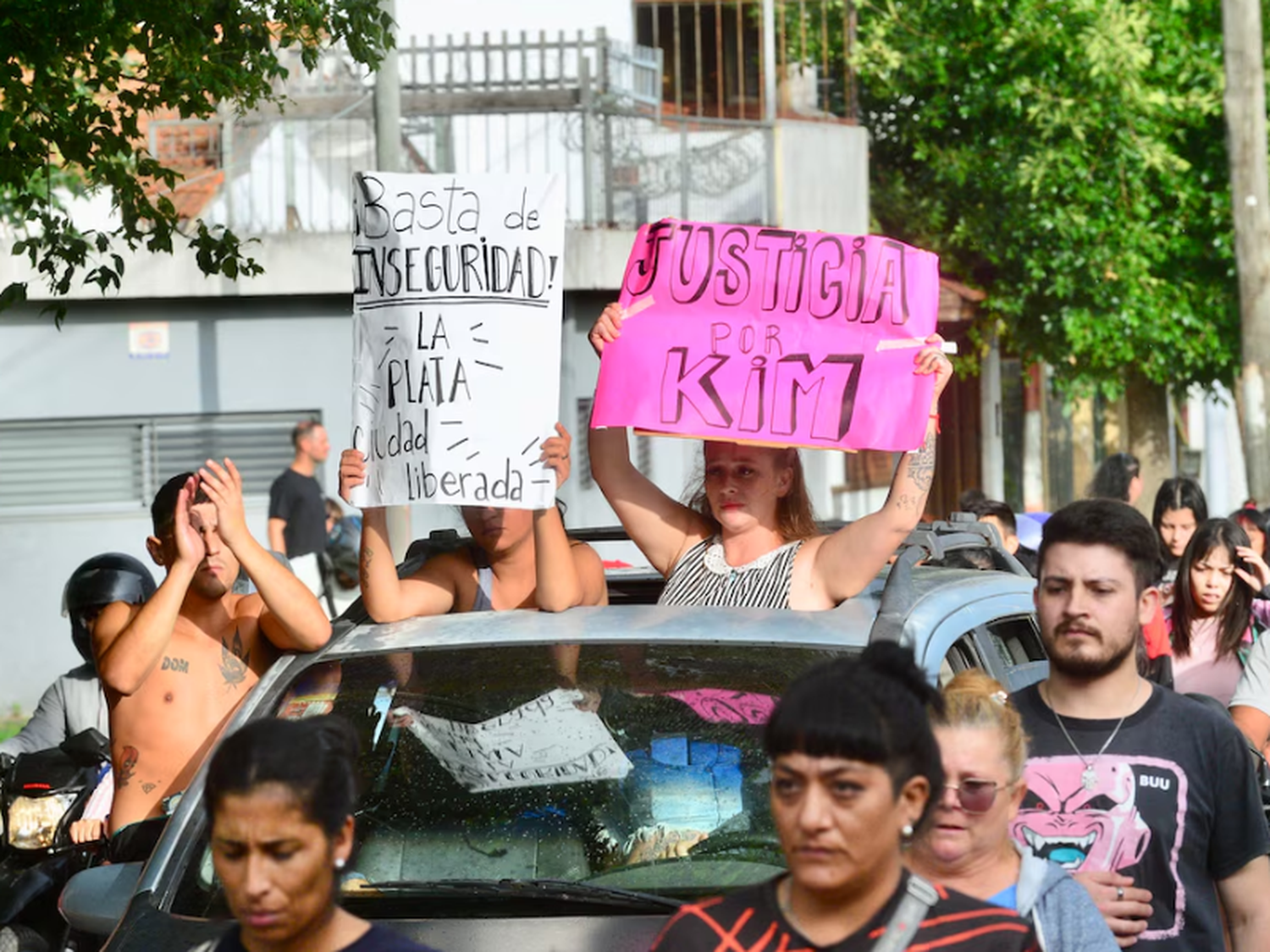 Incidentes en la marcha por Kim Gómez, la niña de 7 años que fue asesinada el martes por la noche en La Plata