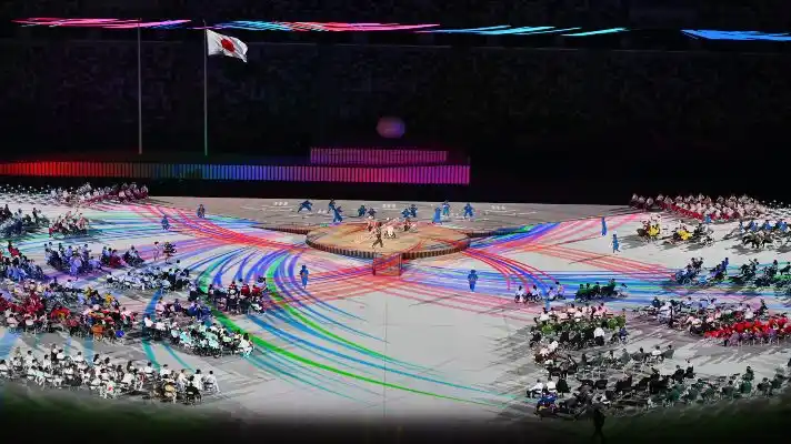 CON UNA ODA DE COLORES A LA DIVERSIDAD: la llama de los Juegos Paralímpicos 2020  ilumina el cielo de Tokio