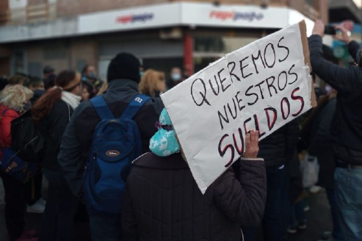 Los trabajadores de la Clínica Provincial de Merlo reclaman el pago de sus sueldos.