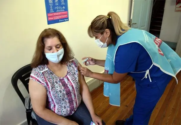 La Provincia acelera turnos de vacunación para docentes por la vuelta de la presencialidad