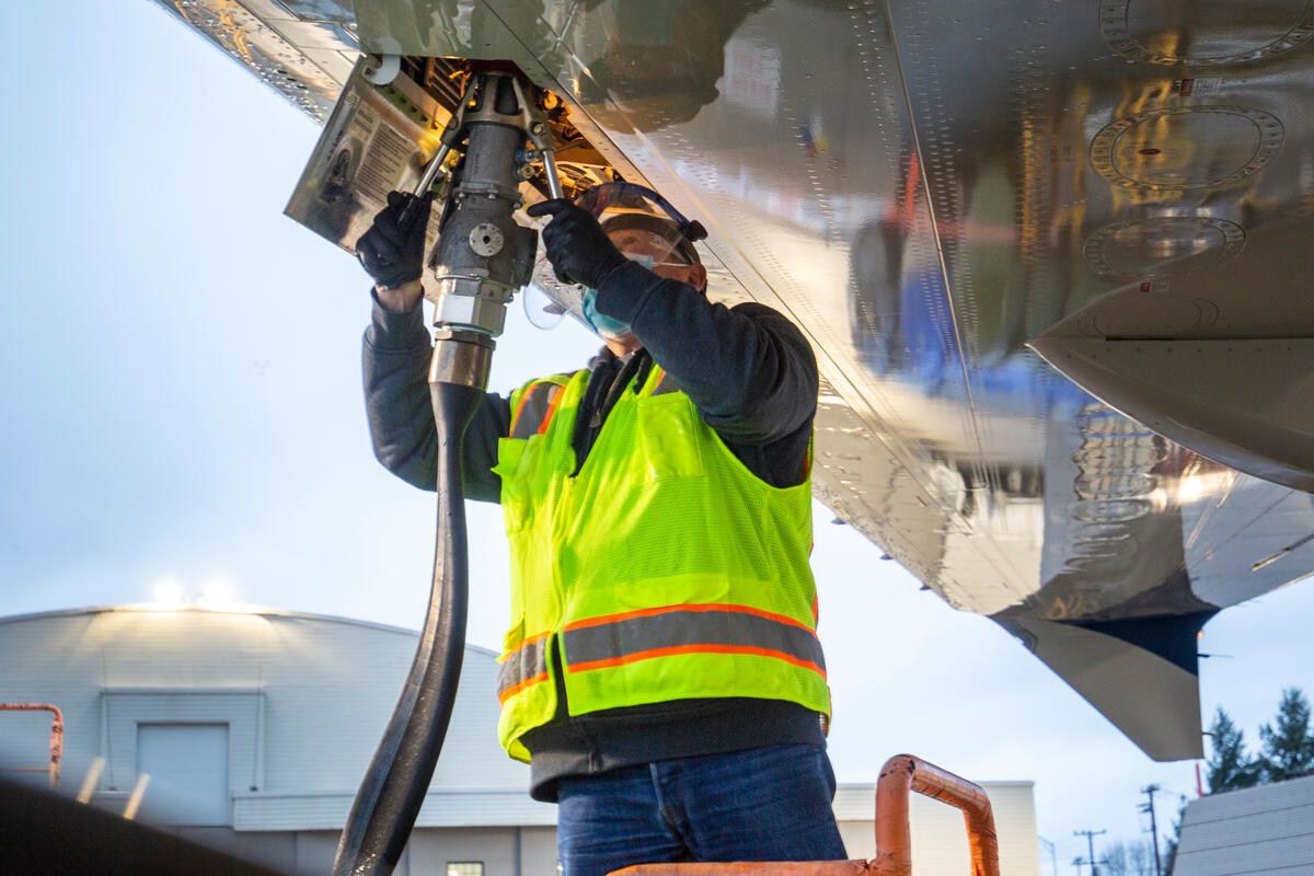 IATA acusa a proveedores de inflar precios del combustible SAF en Europa