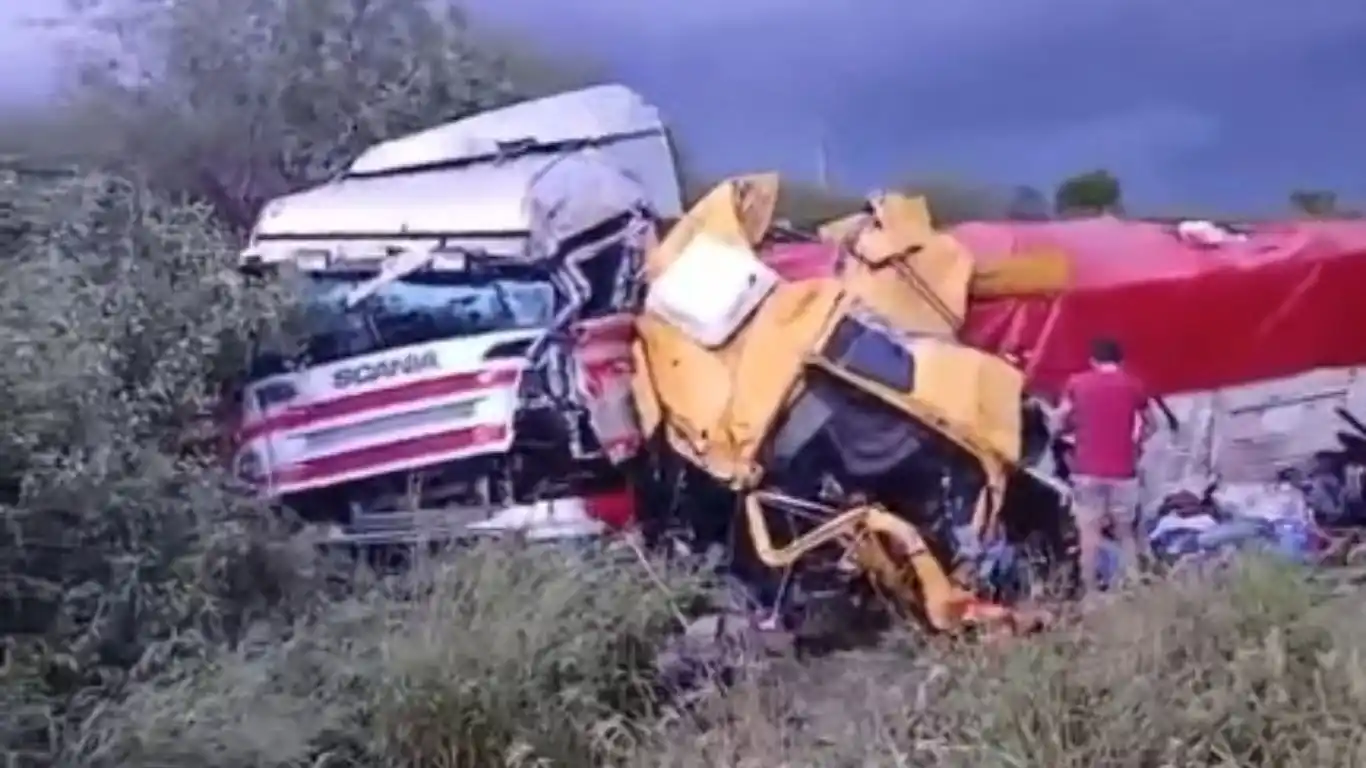 Siniestro fatal entre camiones sobre la Ruta Nacional 81