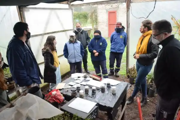 Integrantes de la Dirección de Ambiente y del Vivero Municipal recibieron asesoramiento sobre plantas nativas bonaerenses