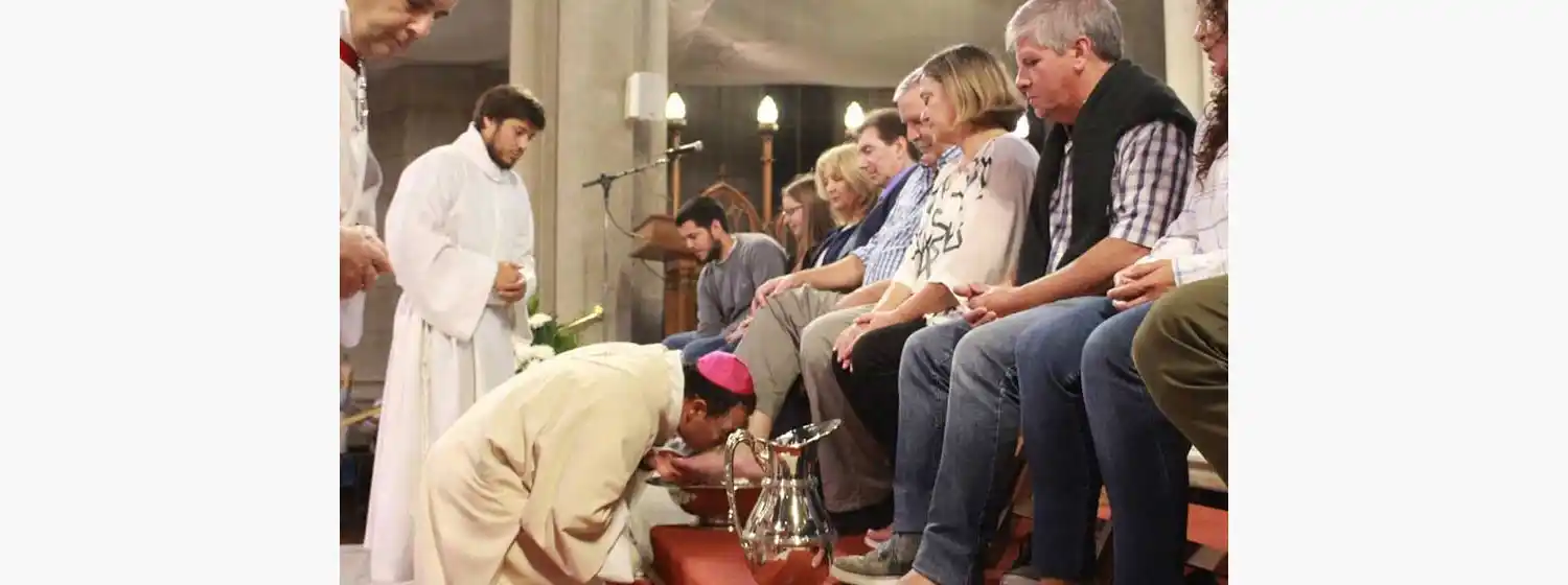 En la Catedral, el Obispo lavó los pies a seis parejas