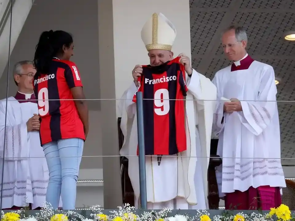 El papa Francisco con la camiseta de San Lorenzo.
