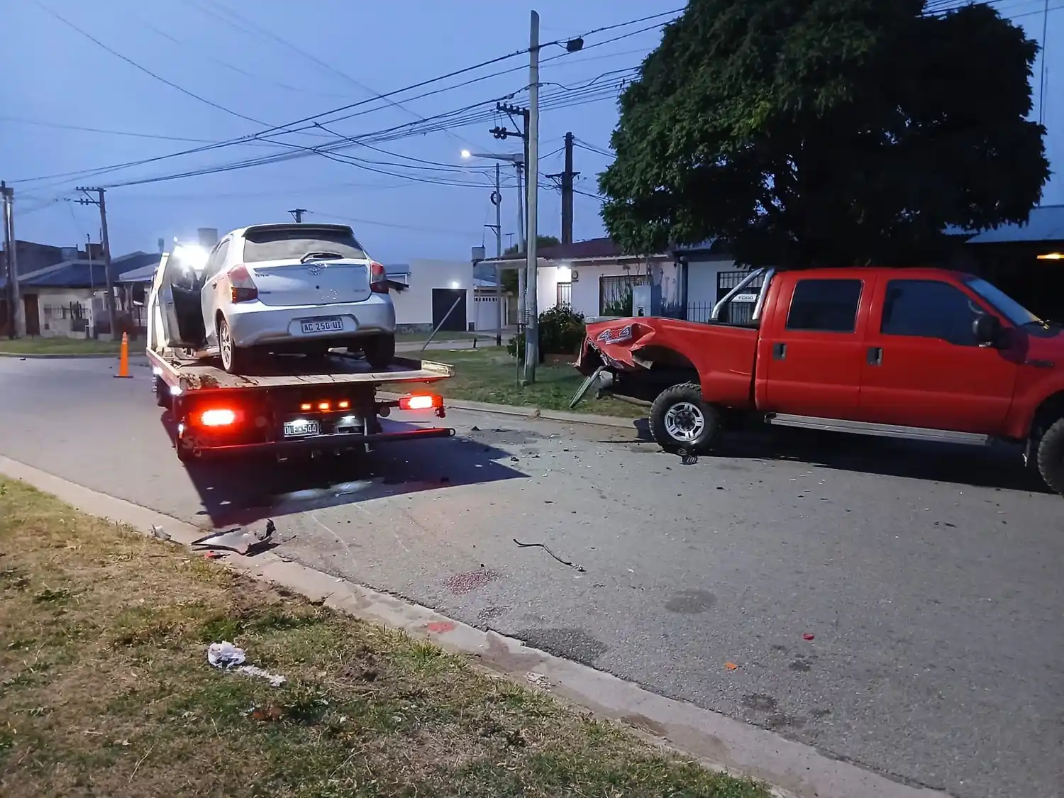 Fuerte choque en 63 y 84: un conductor chocó a una camioneta estacionada y se dio a la fuga