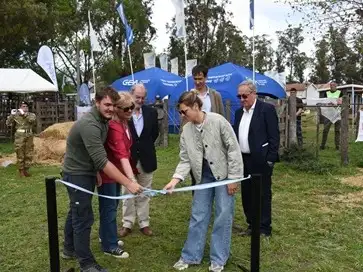 La familia Berlari junto a los presidentes de la Sociedad Rural, Alcides Fortunato, y la Cámara Empresaria, Bruno Cerone, y el intendente Miguel Lunghi, listos para cortar las cintas.