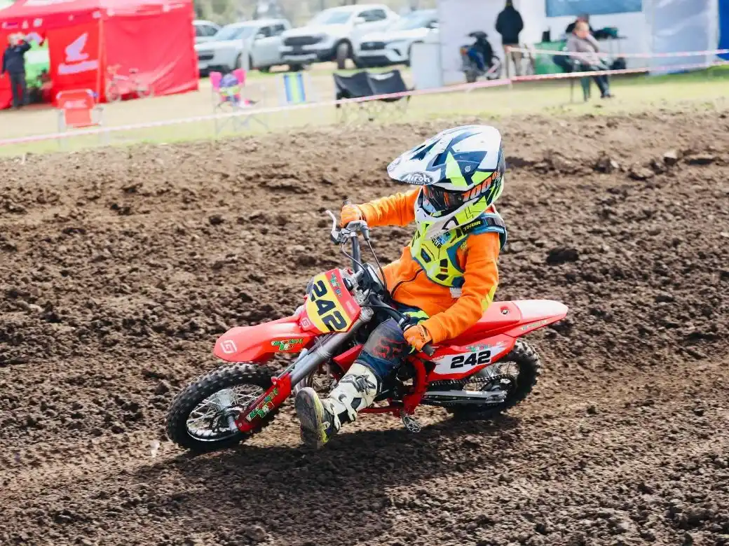 “Soy Valentino y corro en moto”: el piloto gualeyo que correrá en un latinoamericano de minicross