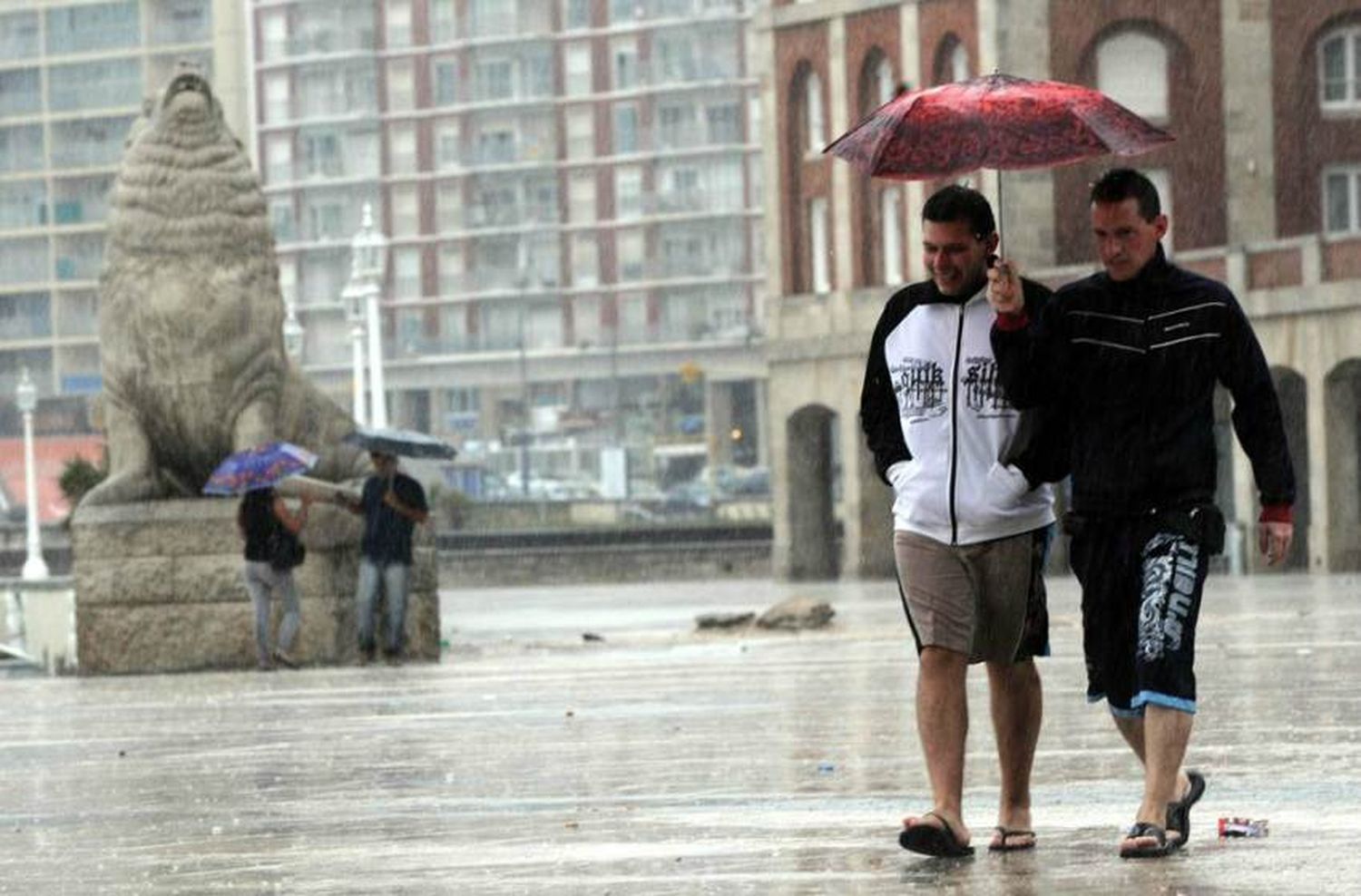 La lluvia no se rinde en Mar del Plata