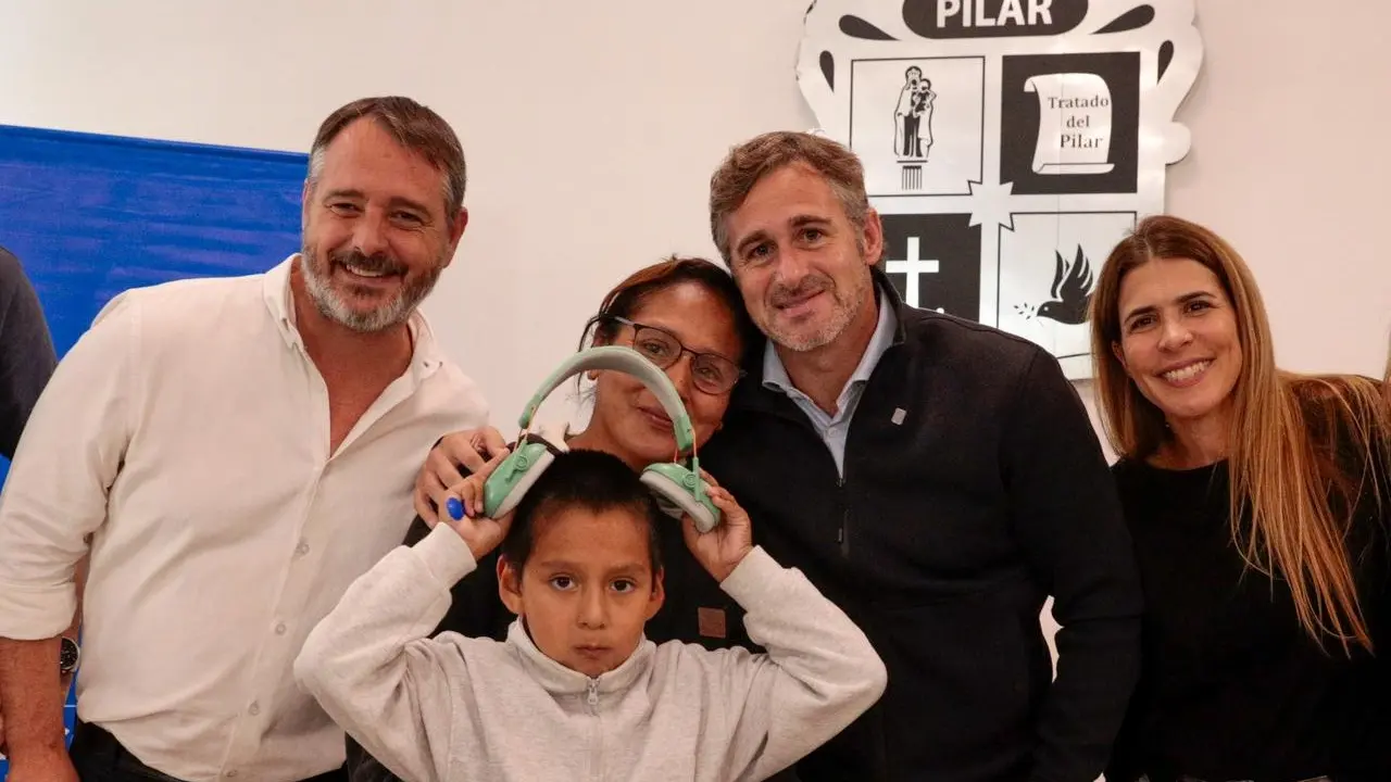 Achával y funcionarios comunales acompañaron a los chicos que recibieron protectores auditivos.