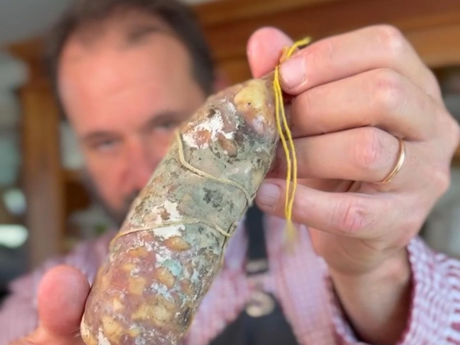 ¿Se puede comer un salame así?