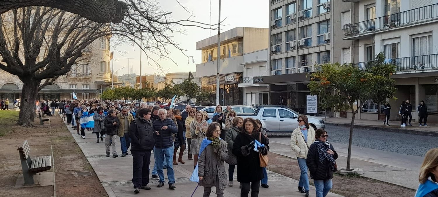 En el Día de la Independencia, los tandilenses se adhirieron al “Argentinazo” en defensa de la Patria