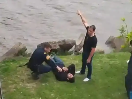 Gimémez junto al hombre rescatado y la presencia policial (foto: captura de video).